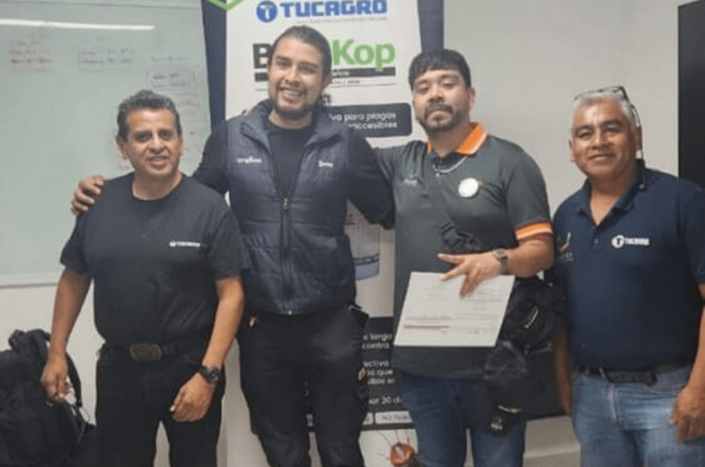 Equipo profesional de fumigación en CDMX mostrando herramientas y preparación certificada.