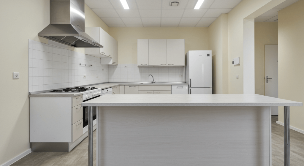 Cocina limpia sin comida ni grasa para prevenir cucarachas